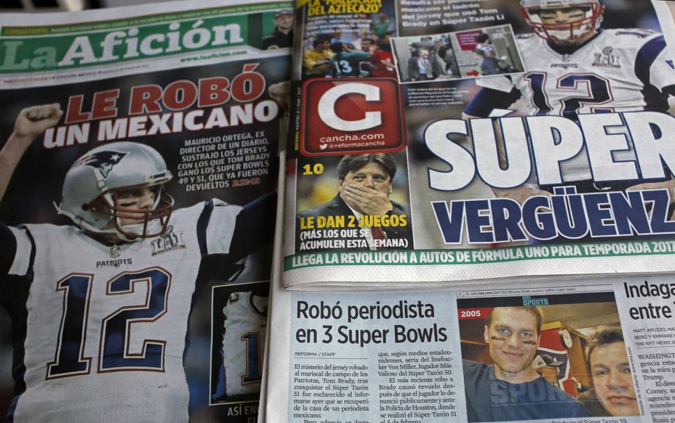 I giornali messicano aprono con la notizia del ritrovamento della maglietta di Tom Brady, valore mezzo milione di dollari, a casa di un giornalista a Citt del Messico (Ap)